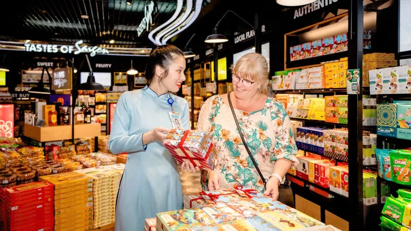 Du khách mua hàng tại hệ thống SASCO, sân bay quốc tế Tân Sơn Nhất