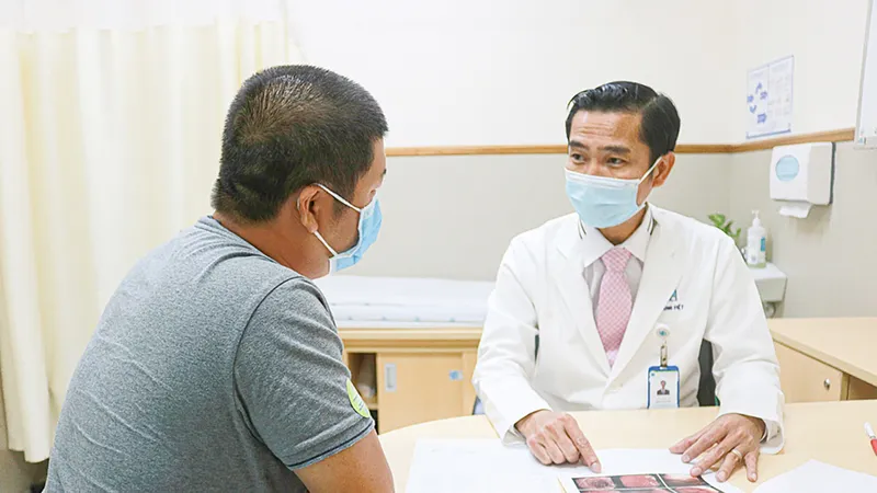 TS-BS Ung Văn Việt, Phó Trưởng khoa Ngoại tiêu hóa Bệnh viện Đại học Y Dược TPHCM, thăm khám cho người bệnh