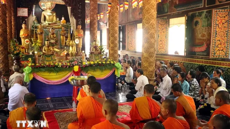 Sư sãi và bà con Phật tử Khmer tụng kinh trước khi làm Nghi lễ tắm Phật trong Tết Chôl Chnăm Thmây của đồng bào Khmer ở Sóc Trăng. Ảnh: TTXVN