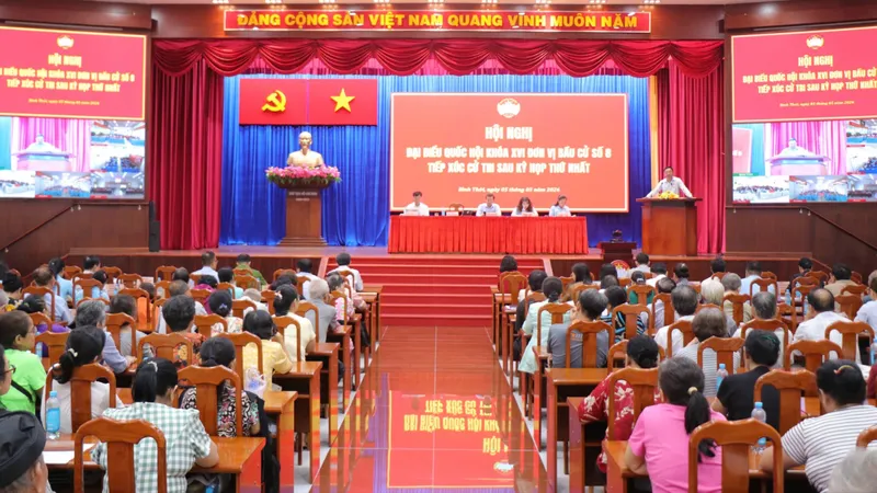 Cử tri phường Tân Phú nêu ý kiến tại buổi tiếp xúc