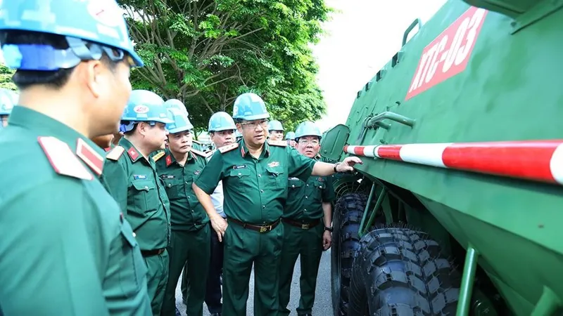 Bộ Quốc phòng kiểm tra tiến độ chế tạo xe thiết giáp chở quân chiến đấu XTC-03