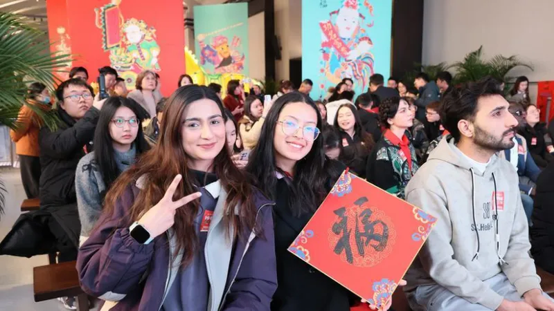 Sinh viên quốc tế du học Trung Quốc. ẢNH: THX