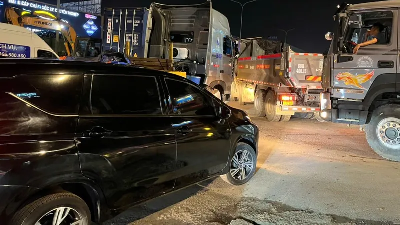 Đồng Nai: Quốc lộ 51 kẹt cứng giờ tan tầm