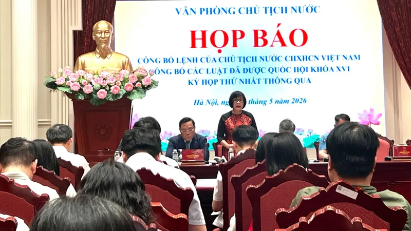 Thứ trưởng Bộ Tư pháp Đặng Hoàng Oanh giới thiệu về 5 luật do Bộ Tư pháp chủ trì soạn thảo. Ảnh: ANH PHƯƠNG