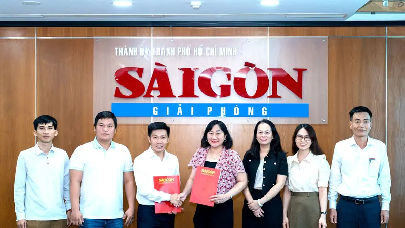Phó Tổng Biên tập Báo SGGP Bùi Thị Hồng Sương và Giám đốc Công ty Toshiko Hà Thế Nhân trao Biên bản ghi nhớ phối hợp triển khai các chương trình xã hội – từ thiện 