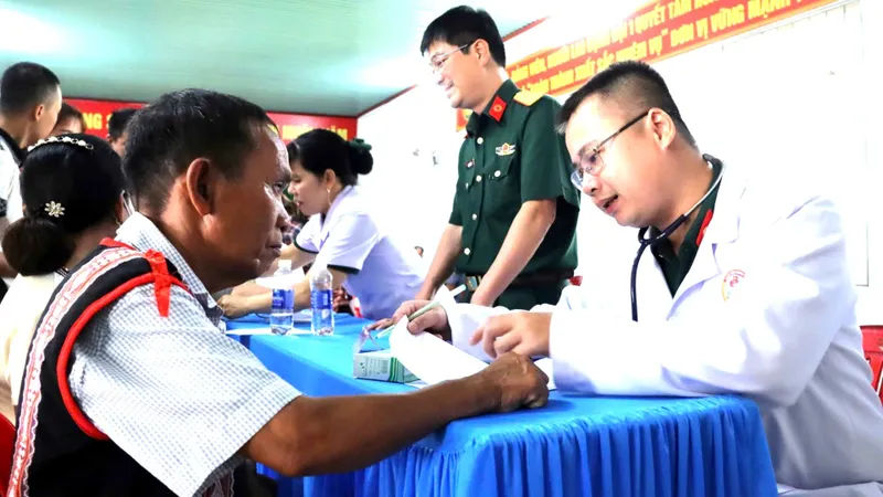 Binh đoàn 15 khám bệnh, cấp thuốc cho người dân vùng biên giới