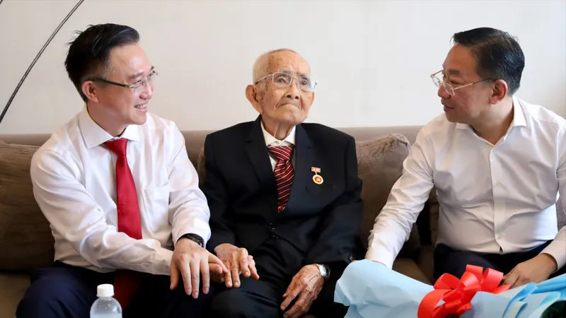Lãnh đạo TPHCM trao Huy hiệu 80 năm tuổi Đảng đến đồng chí Trần Hữu Khối