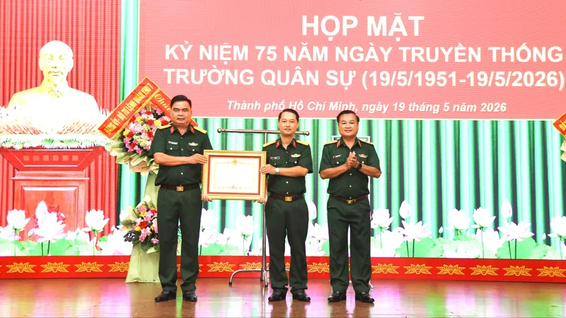 Trung tướng Trần Vinh Ngọc trao Bằng khen của Thủ tướng Chính phủ cho đại diện Trường Quân sự Bộ Tư lệnh TPHCM