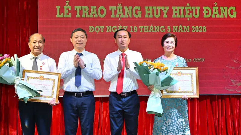 Trưởng Ban Tuyên giáo và Dân vận Thành ủy TPHCM trao tặng Huy hiệu Đảng