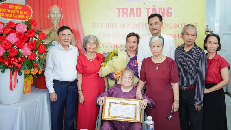 Thường trực Ban Bí thư Trần Cẩm Tú và Bí thư Thành ủy Đà Nẵng Lê Ngọc Quang trao Huy hiệu 80 năm tuổi Đảng cho đảng viên Nguyễn Thị Khá