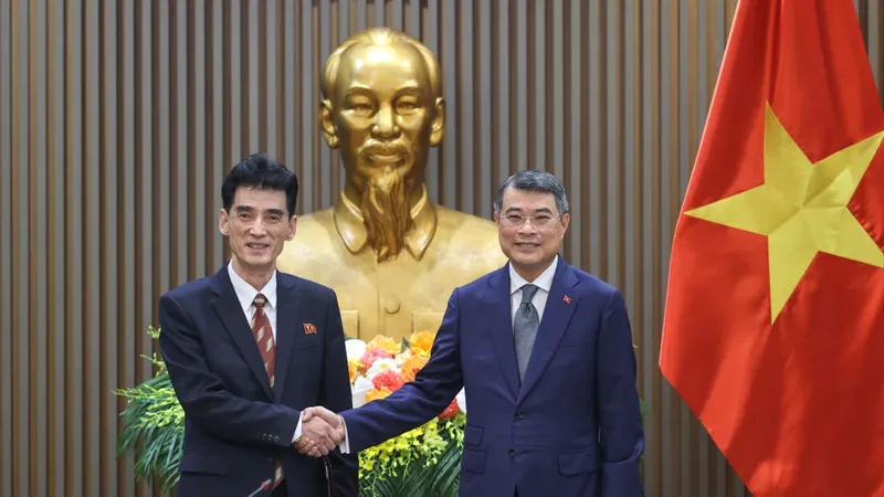 Thủ tướng Chính phủ Lê Minh Hưng tiếp Đại sứ đặc mệnh toàn quyền nước Cộng hòa DCND Triều Tiên tại Việt Nam Ri Sung Guk. Ảnh: VIẾT CHUNG