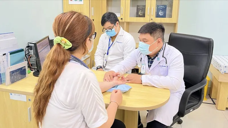 Bác sĩ Bệnh viện Đại học Y Dược TPHCM thăm khám cho người bệnh