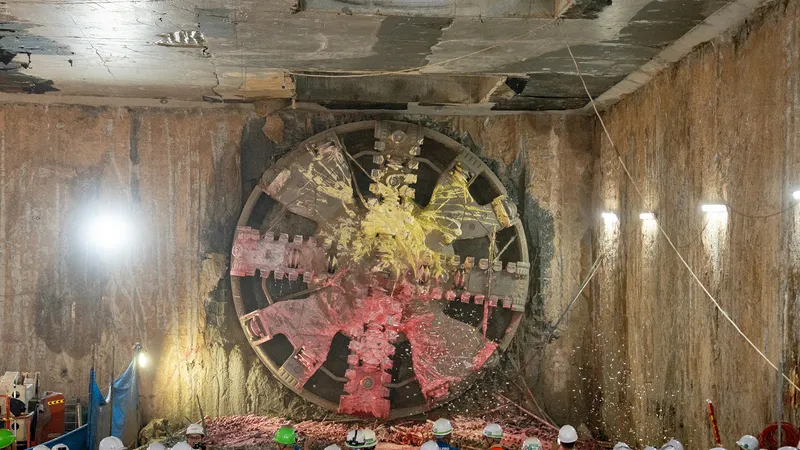 Máy khoan ngầm TBM đang thi công tuyến ngầm của metro Nhổn - ga Hà Nội