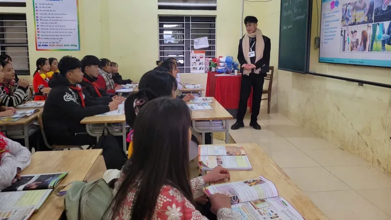 Thầy và trò trường Trường Phổ thông dân tộc bán trú THCS Lũng Chinh, xã Sủng Máng, tỉnh Tuyên Quang: Ảnh: PHAN THẢO 