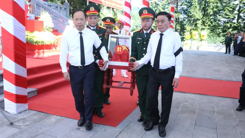 Thường trực Ban Bí thư Trần Cẩm Tú cùng Bí thư Tỉnh ủy Hà Tĩnh Nguyễn Duy Lâm di chuyển hài cốt liệt sĩ đến nơi an nghỉ vĩnh hằng tại Nghĩa trang Liệt sĩ Nầm