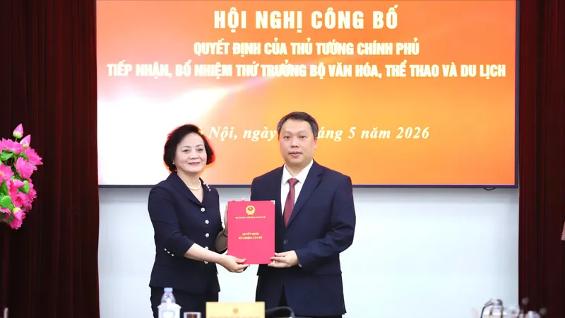 Phó Thủ tướng Phạm Thị Thanh Trà trao quyết định bổ nhiệm Thứ trưởng Bộ VH-TT-DL Nguyễn Huy Dũng. Ảnh: VIỆT HÙNG