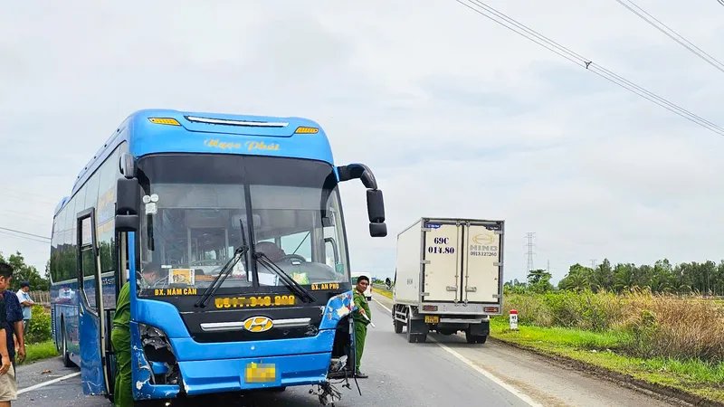 Cần Thơ: Xe khách tông nhiều xe máy, 2 người tử vong