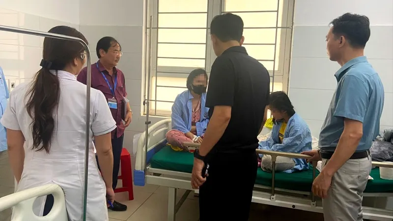 Cơ quan y tế Nghệ An động viên, thăm hỏi, kiểm tra sức khỏe các bệnh nhân bị ngộ độc thực phẩm