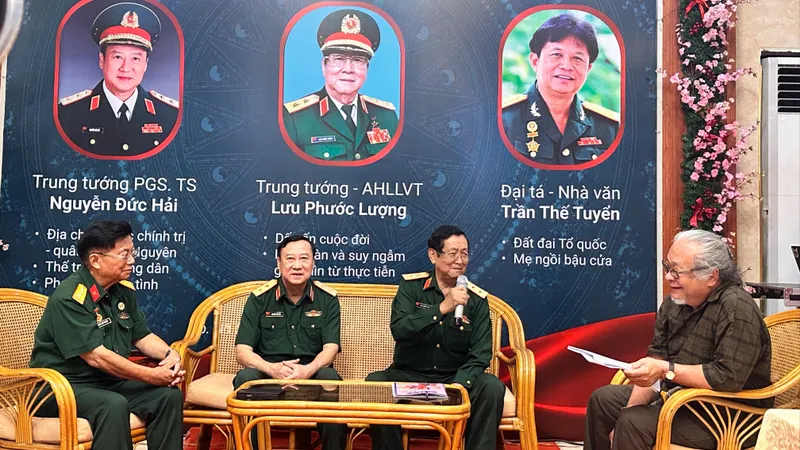 Các tác giả giao lưu tại chương trình. Từ trái qua: Đại tá Trần Thế Tuyển, Trung tướng Nguyễn Đức Hải, Trung tướng Lưu Phước Lượng và NSND Lê Thụy trong vai trò dẫn dắt chương trình. Ảnh: HỒ SƠN