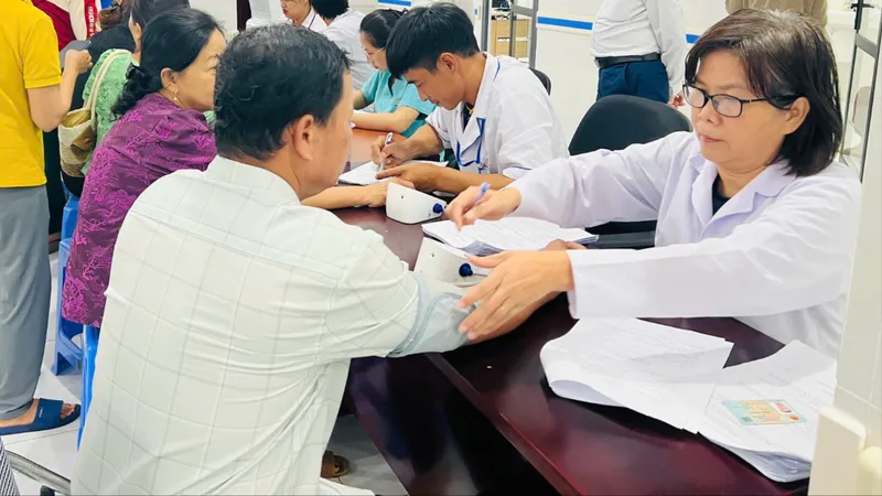 Người dân Côn Đảo được khám và lập hồ sơ sức khỏe điện tử