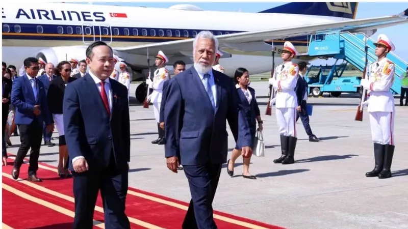 Thủ tướng Timor Leste Kay Rala Xanana Gusmão đến sân bay quốc tế Nội Bài (Hà Nội), bắt đầu thăm chính thức Việt Nam và tham dự Diễn đàn Tương lai ASEAN lần thứ ba. Ảnh: TTXVN 