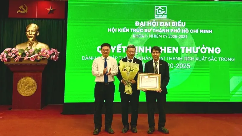 Đồng chí Nguyễn Mạnh Cường trao bằng khen của Chủ tịch UBND TPHCM. Ảnh: THANH HIỀN
