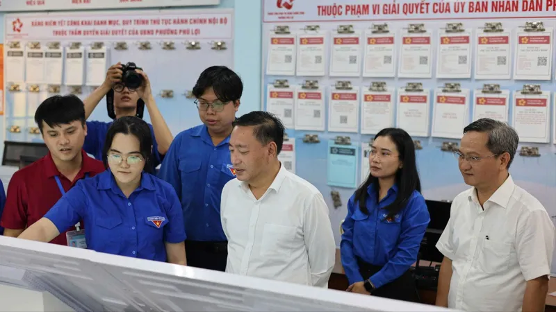  Trưởng Ban tổ chức Thành ủy TPHCM Phạm Thành Kiên nghe lãnh đạo phường Phú Lợi thông tin về công tác chuyển đổi số tại địa phương