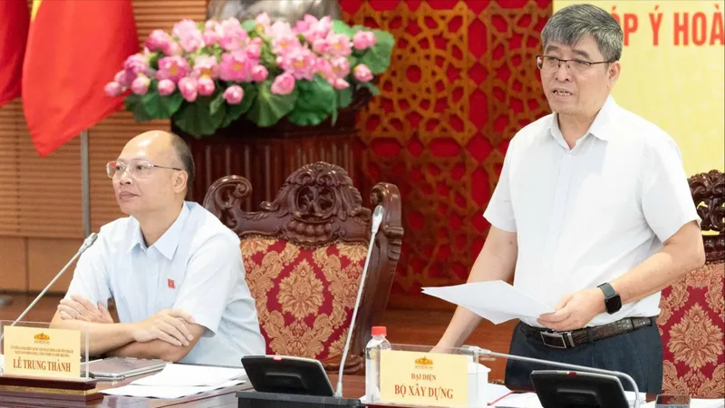 Ông Vũ Anh Tú, Phó Vụ trưởng Vụ Quy hoạch - Kiến trúc (Bộ Xây dựng) báo cáo tại phiên họp. Ảnh: CẨM HÀ 