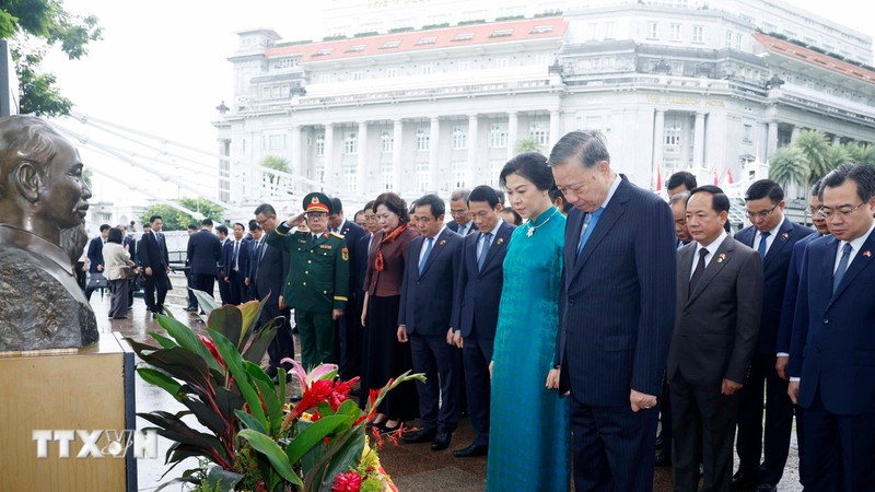 越南党中央总书记、国家主席苏林在新加坡献花缅怀胡志明主席