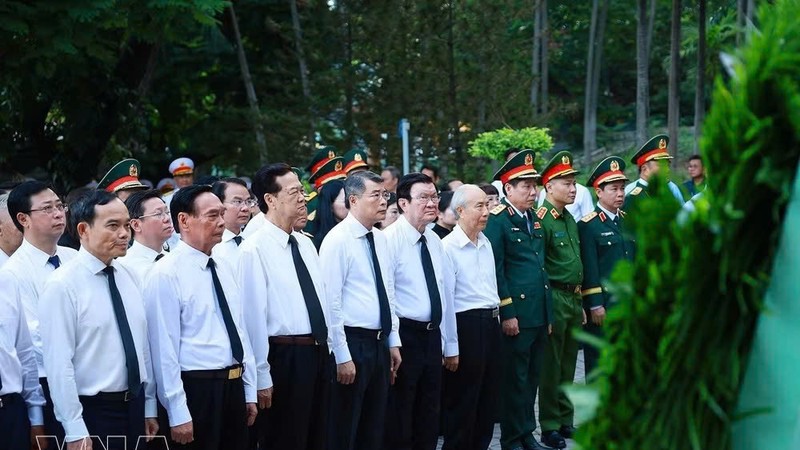 政府总理黎明兴在黎氏莲公园的已故总书记陈富雕像和英雄烈士纪念碑敬献花圈、上香。图：杨江/越通社。 