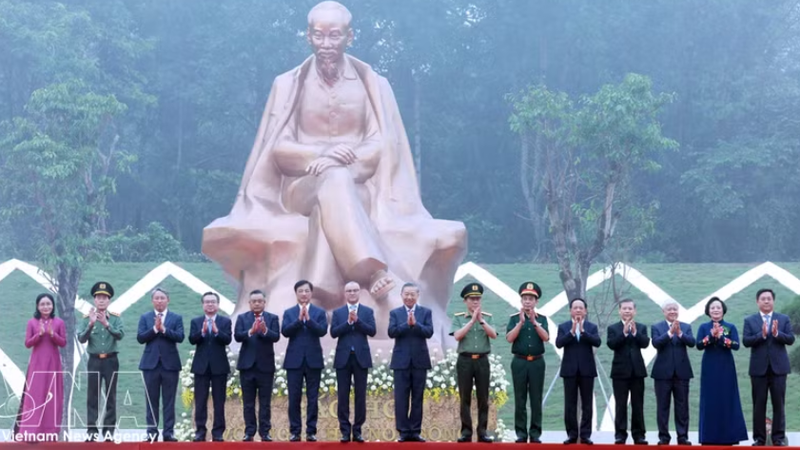 党中央总书记、国家主席苏林和各位代表出席“胡志明主席与祖国山河盛会”塑像落成仪式。图自越通社