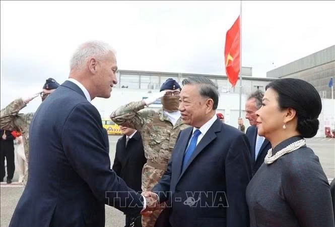 党中央总书记、国家主席苏林及夫人吴芳璃抵达布鲁塞尔，开始对欧盟和比利时进行正式访问。图越通社