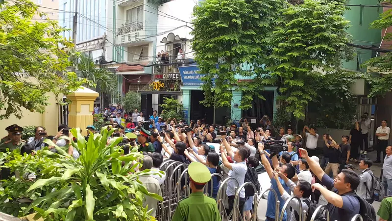Tòa trả hồ sơ, bị cáo Nguyễn Hữu Linh khó khăn rời khỏi phiên tòa 
