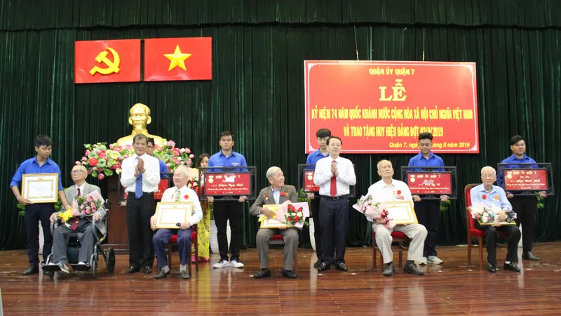Quận 7 trao huy hiệu Đảng cho 132 đồng chí