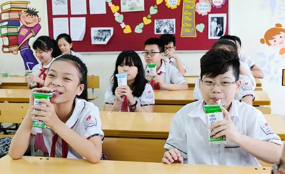 Học sinh uống sữa học đường của Vinamilk. Ảnh: VNM
