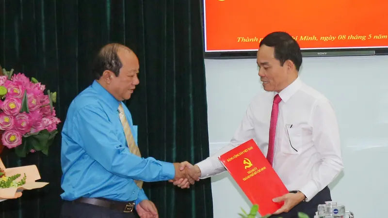 Đồng chí Trần Lưu Quang trao quyết định cho đồng chí Trần Thanh Trà. Ảnh: DŨNG PHƯƠNG