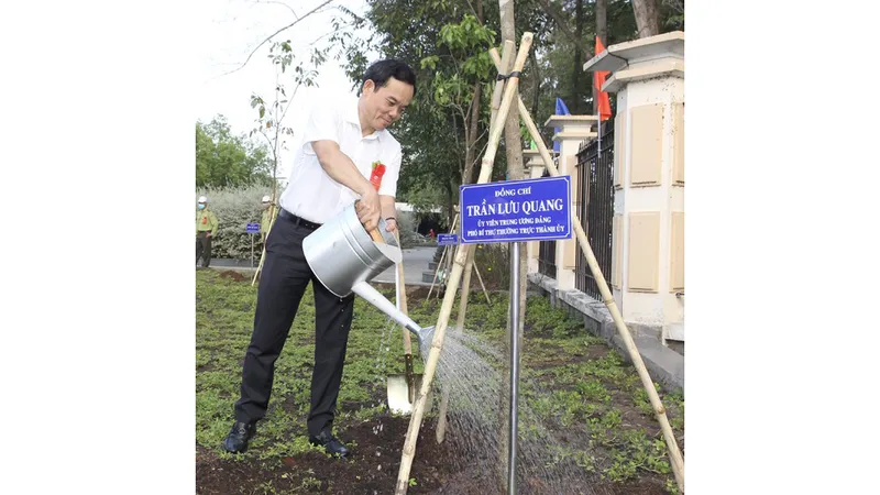 Huyện Nhà Bè trồng hơn 2.300 cây xanh mừng sinh nhật Bác