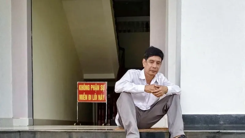Ông Lương Hữu Phước ngồi trước TAND tỉnh Bình Phước