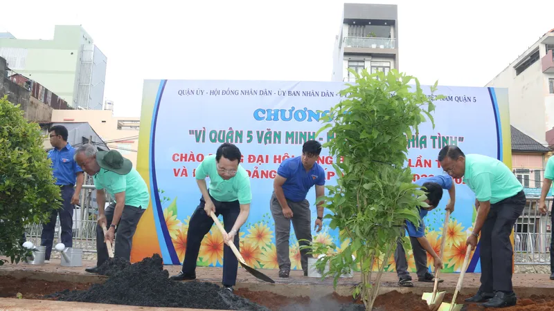 Quận 5 ra quân dọn vệ sinh, trồng cây, tặng cây cho người dân