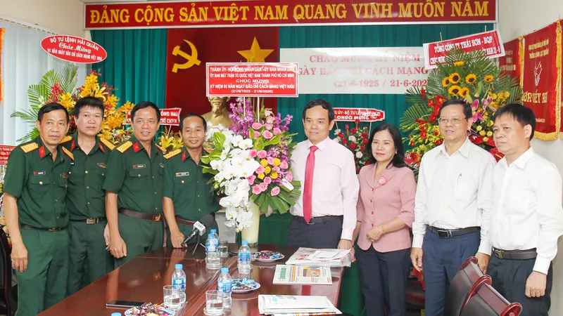 Đồng chí Trần Lưu Quang thăm, chúc mừng các cơ quan báo chí