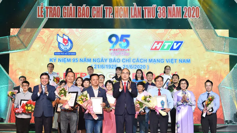 Bí thư Thành ủy TPHCM Nguyễn Thiện Nhân và Chủ tịch UBND TPHCM Nguyễn Thành Phong chúc mừng các tác giả đoạt giải Báo chí TPHCM lần thứ 38 - năm 2020. Ảnh: VIỆT DŨNG