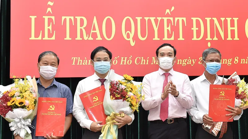 Phó Bí Thư Thường trực Thành ủy TPHCM Trần Lưu Quang trao quyết định cán bộ. Ảnh: VIỆT DŨNG 