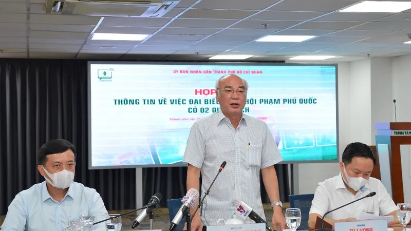 Đồng chí Phan Nguyễn Như Khuê trả lời báo chí trong buổi Họp báo thông tin về việc Đại biểu Quốc hội Phạm Phú Quốc có 2 quốc tịch. Ảnh: VIỆT DŨNG