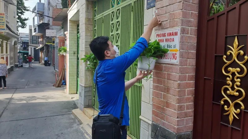 Cao điểm thi đua 200 ngày, quận 5 tổng vệ sinh, cải tạo chung cư, sửa nhà, tặng cây cho người dân 