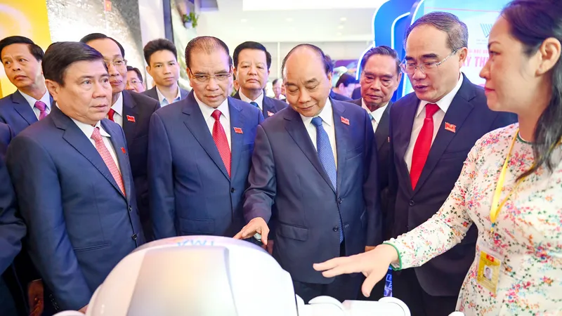 Thủ tướng Nguyễn Xuân Phúc đến thăm khu triển lãm tại Đại hội. Ảnh: HOÀNG HÙNG