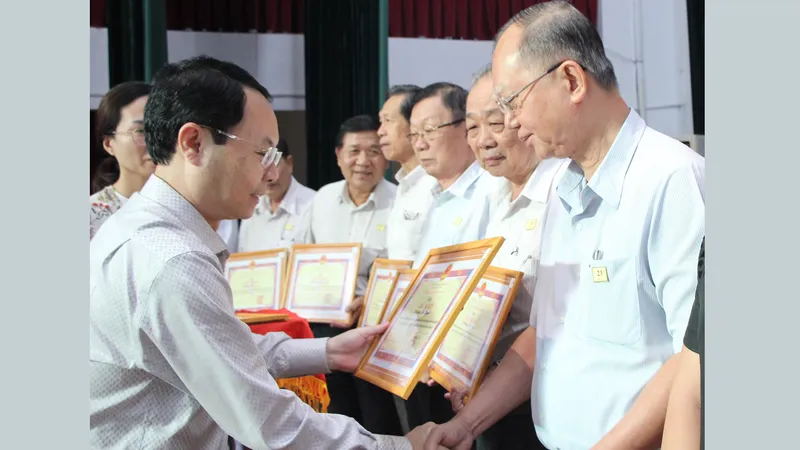Quận đầu tiên ở TPHCM không còn hộ thu nhập dưới 36 triệu đồng/người/năm