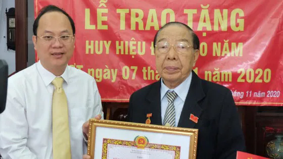 Phó Bí thư Thành ủy TPHCM Nguyễn Hồ Hải trao Huy hiệu Đảng cho đảng viên cao tuổi Đảng