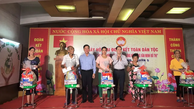 Bí thư Quận ủy quận 5 Nguyễn Văn Hiếu và Chủ tịch Ủy ban MTTQ Việt Nam quận 5 Lê Tấn Tài trao quà cho các gia đình có hoàn cảnh khó khăn. Ảnh: MAI HOA