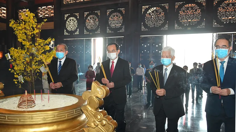 Dâng hương, dâng hoa nhân ngày họp mặt truyền thống cách mạng Sài Gòn - Chợ Lớn - Gia Định - TPHCM 