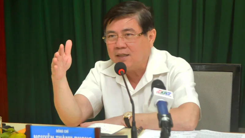 Chủ tịch UBND TPHCM Nguyễn Thành Phong phát biểu trong buổi làm việc với Sở Nội vụ. Ảnh: CAO THĂNG